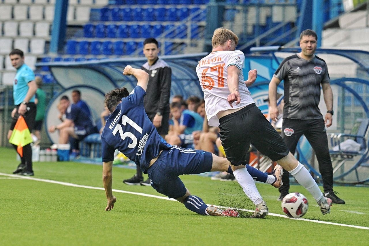 «Оренбург-2» и «Сокол» наколотили 11 голов в матче